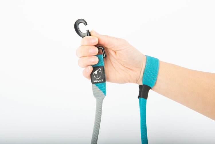 baumutt blue and grey hands free dog leash, showing wrist stopper system and clip